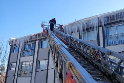 Bayburt’ta tehlike oluşturan buz sarkıtları temizleniyor