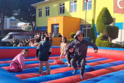 Bayındır’da karne şenliği: Okul bahçesi masal diyarına döndü