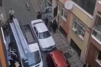 Bayrampaşa’da kamyonetin üzerindeki malzemelerin işçinin üzerine düştüğü anlar kamerada