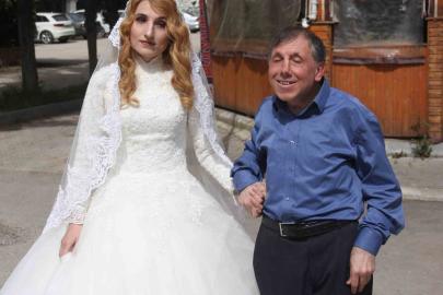 Belediye otobüsünün çarptığı görme engelli öğretmen çift ağır yaralandı