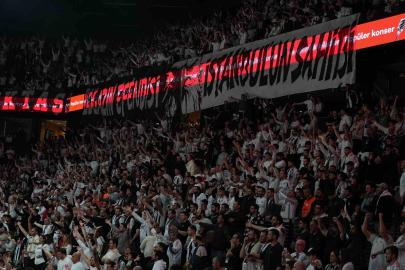 Beşiktaş - Fenerbahçe derbisine tribün olayları nedeniyle ara verildi