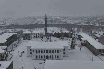 Beyaza bürünen 10 bin yıllık kent dronla görüntülendi