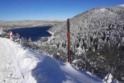 Beyaza bürünen Abant’ta kartpostallık manzara: Kar kalınlığı 1 metreyi buldu