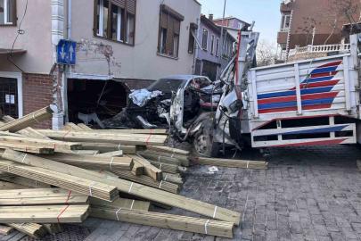 Beykoz’da feci kaza: Kamyon dükkana daldı, 2 kişi hayatını kaybetti