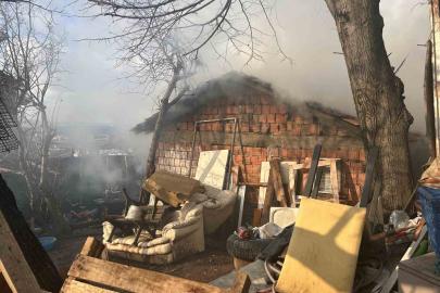 Beykoz’da gecekonduda yangın paniği: Odunluk ve çatı zarar gördü