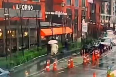 Beyoğlu’nda bir kadın fırtınada devrilen tabelanın altında kaldı