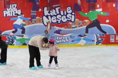 Beyoğlu’nda çocuklara karne hediyesi ücretsiz buz pisti