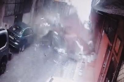 Beyoğlu’nda lodos dehşeti: Uçan çatının altında kalmaktan saniyelerle kurtuldular, o anlar kamerada