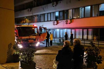 Beyoğlu’nda otelde çıkan yangında mahsur kalan 3 kişi ve bir köpek kurtarıldı