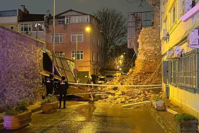 Beyoğlu’nda tarihi metruk binanın duvarı böyle yıkıldı
