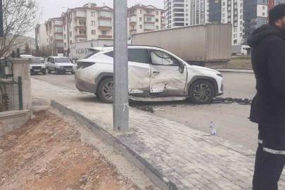 Beypazarı’nda iki otomobilin çarpışması sonucu 3 kişi yaralandı