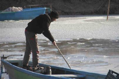 Beyşehir Gölü’nde balıkçıların buzla imtihanı