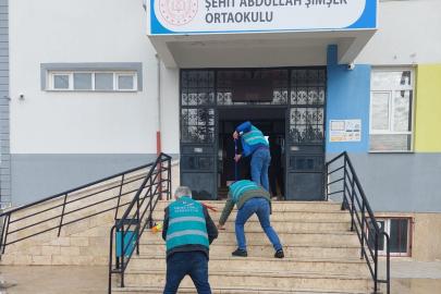Beyşehir’de yükümlüler ara tatilde okulları temizledi