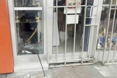 Bıçakçı dükkanının camı kırılıp binlerce liralık bıçak çalındı