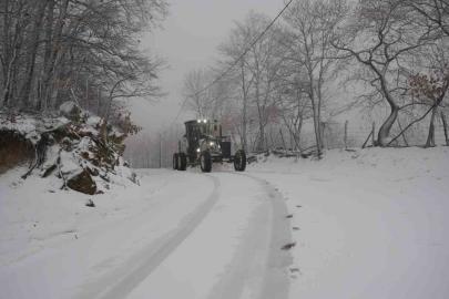 Biga’da karla kaplanan 2 köy yolu açıldı