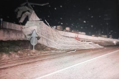 Bilecik’te fırtına fabrikanın çatısını uçurdu