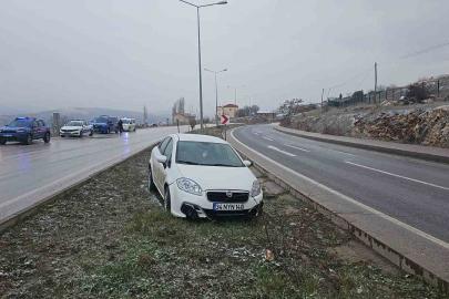 Bilecik’te lastiği patlayan otomobil orta refüje girdi: 1 yaralı
