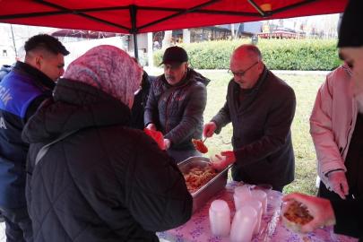 Bilecik’te Miraç Kandili dolayısıyla vatandaşlara helva ikramı