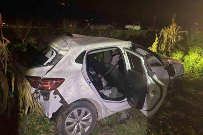 Bilecik’te otomobil tırlara çarptı: 2 yaralı