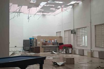 Bilecik’te yaşanan fırtınada çatılar uçtu, ağaçlar devrildi