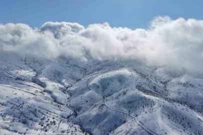 Bin 744 rakımlı Dinek Dağı’nda kartpostallık kış manzarası: Yeni yılın ilk gününde kar sevinci yaşandı