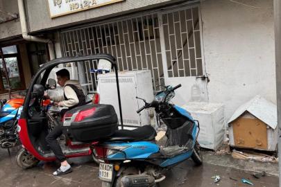Binadan dökülen parçalar aşağıdaki motosikletlere zarar verdi