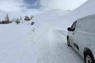 Bingöl’de ilçe yoluna çığ düştü: Ekipler sevk edildi