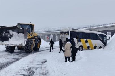 Bingöl’de kayan midibüs kara saplandı