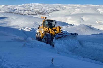 Bingöl’de yoğun kar yağışı sonrası köy yollarında çalışmalar devam ediyor