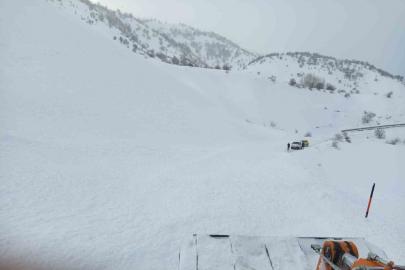 Bingöl’de yola düşen çığ ekipler tarafından temizlendi