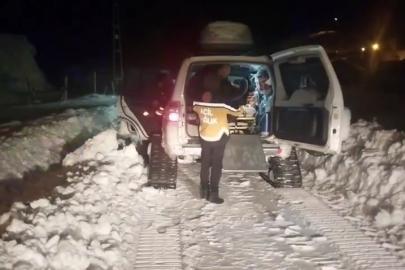 Bingöl’de yolda kalan paletli ambulansı ekipler kurtardı