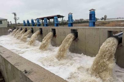 Binlerce dönüm arazi selden kurtuldu, su pompaları yağmur suyunu böyle boşalttı
