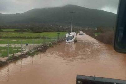 Bir anda bastıran yağmur kamyoneti yolda bıraktı, bir evi su bastı