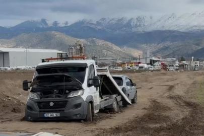 Bir çekiciyi kurtarmaya giden iki çekici de çamura saplandı