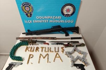 Bisikletle çarptığı vatandaşı tehdit eden şahsın iş yerinden cephanelik çıktı