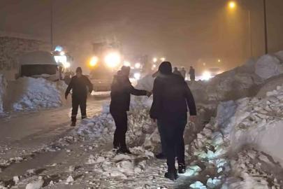 Bitlis çevre yolunda düşen çığın altında kalan tanker sürücüsü kurtarıldı