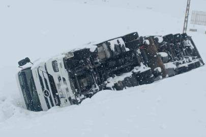 Bitlis-Tatvan yolunda maddi hasarlı tır kazası