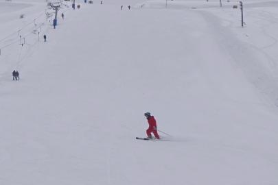 Bitlisli çocuklar tatilde kayak merkezine akın etti