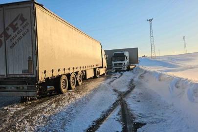 Bitlis’te buzlanan yolda kayan tır yolu kapattı