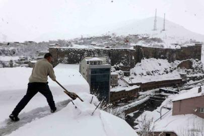 Bitlis’te çatılarda kar küreme seferberliği