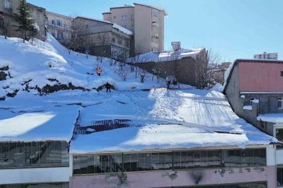 Bitlis’te çatılarda tehlikeli kar temizliği