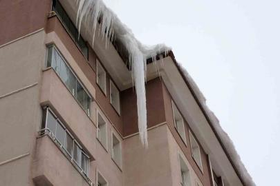 Bitlis’te çatılardaki buzların boyu 5 metreye ulaştı