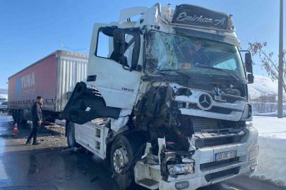Bitlis’te iki tır çarpıştı