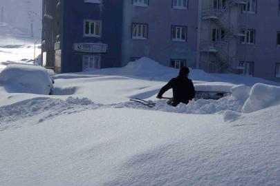 Bitlis’te kar altında kalan araçlar güçlükle bulundu