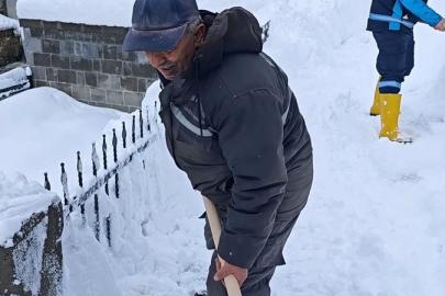 Bitlis’te kar temizliği türkü ile renklendi