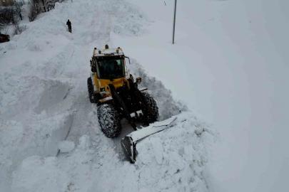 Bitlis’te köy yollarında karla mücadele çalışması