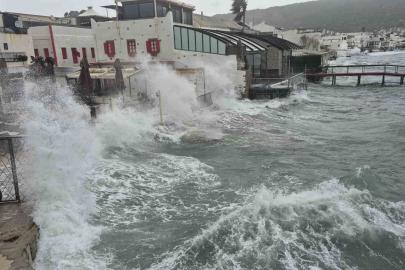 Bodrum’da tekneler karaya vurdu, feribot seferleri yapılamadı