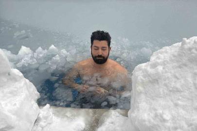 Bolu Dağı’nda eksi 10 derecede buz tutan havuza girdi