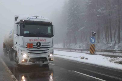Bolu Dağı’nda sis ve hafif kar yağışı etkili oluyor: Görüş mesafesi 30 metreye düştü