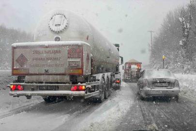 Bolu Dağı’nda yoğun kar yağışında rampayı çıkamayan 2 tır yolu kapattı